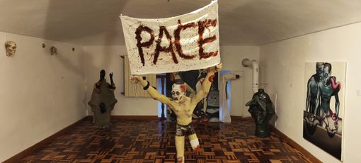 "L'Utopista" chiede la pace nella mostra d'arte del rider-scultore [VIDEO]