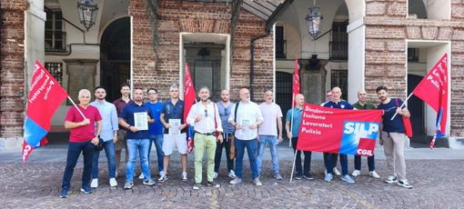 Il presidio sotto la Prefettura in piazza Castello dei sindacati di polizia