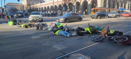 Ciclisti 'morti' a Porta Nuova contro il nuovo codice: &quot;Un attacco alle zona 30&quot; [FOTO]