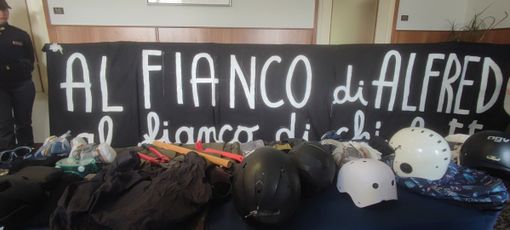 Corteo per Cospito: 18 misure cautelari e 75 denunce tra gli anarchici dei centri sociali. La Digos: "Ci siamo concentrati sui violenti" Corteo per Cospito: 18 misure cautelari e 75 denunce tra gli anarchici dei centri sociali. La Digos: "Ci siamo concentrati sui violenti"