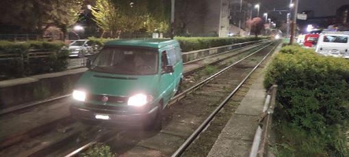 furgone incastrato sui binari del tram furgone incastrato sui binari del tram