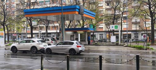 Mille firme non bastano, fumata &quot;nera&quot; per piazza Montanari: il distributore di benzina resta aperto