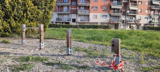 Attrezzature fitness distrutte e non riparate in un parco