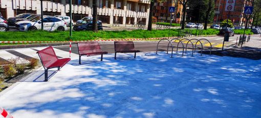 Panchine, murales e punto sosta per bici: nuova piazza pedonale davanti alla scuola &quot;Alvaro-Gobetti&quot;