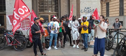 Presidio dei rider Uber Eats davanti all'Inps: "Chiediamo garanzie del salario" Presidio dei rider Uber Eats davanti all'Inps: "Chiediamo garanzie del salario"