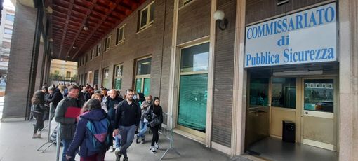 Ufficio passaporti sempre più nel caos: gente in coda dalla notte
