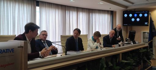 tavolata con relatori e assessori tavolata con relatori e assessori