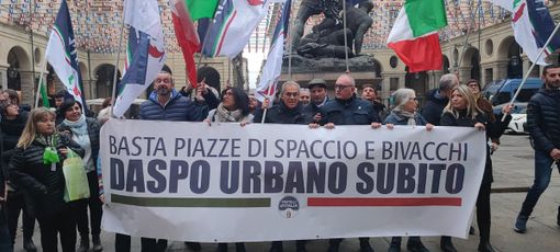Daspo urbano: Fratelli d'Italia manifesta e presenta la raccolta firme al Comune. Discussioni in Commissione Daspo urbano: Fratelli d'Italia manifesta e presenta la raccolta firme al Comune. Discussioni in Commissione