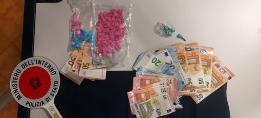 Barriera Nizza, due giovani arrestati dalla polizia: nascondevano 700 euro in contanti, 16 dosi di cocaina e 62 di ecstasy Barriera Nizza, due giovani arrestati dalla polizia: nascondevano 700 euro in contanti, 16 dosi di cocaina e 62 di ecstasy