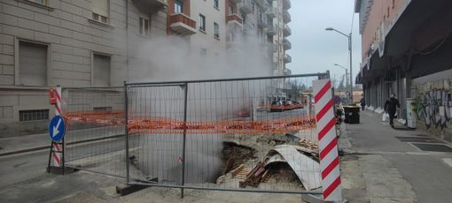 Colonne di fumo dal cantiere di via Mombarcaro: bisogna aspettare la chiusura del riscaldamento
