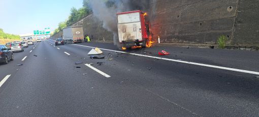 Una immagine del furgoncino avvolto dalle fiamme dopo l'incidente