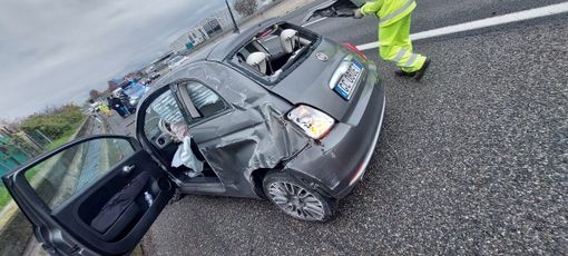 Auto perde il controllo e sbanda: distrutta, conducente in ospedale
