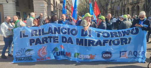 protesta dei sindacati in piazza per Mirafiori