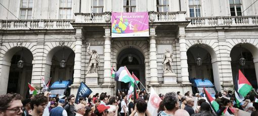 L'immagine di una iniziativa pro Gaza di fronte al Comune di Torino L'immagine di una iniziativa pro Gaza di fronte al Comune di Torino