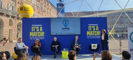 Presentazione all'interno della palla trasparente piazza Castello Presentazione all'interno della palla trasparente piazza Castello