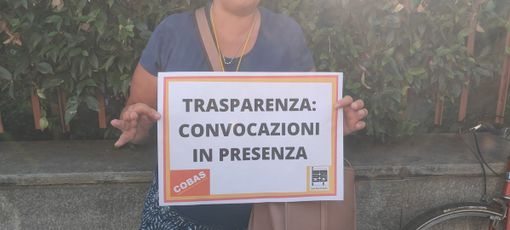 La protesta di fronte all'Ufficio scolastico provinciale per il caos delle graduatorie La protesta di fronte all'Ufficio scolastico provinciale per il caos delle graduatorie