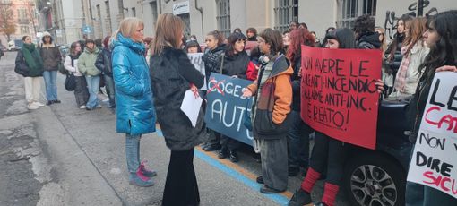 protesta studentesca in strada con striscioni