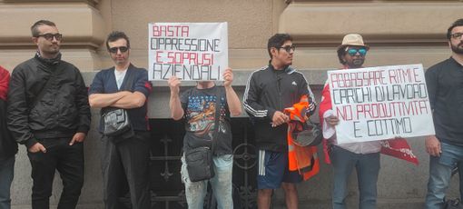 Rider in presidio contro Justeat chiedono l'intervento dell'Ispettorato: "Basta oppressione" Rider in presidio contro Justeat chiedono l'intervento dell'Ispettorato: "Basta oppressione"