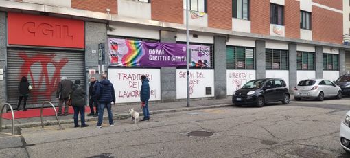 scritte no vax sui muri scritte no vax sui muri