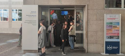Tensioni al Poli per la protesta degli studenti, manganelli su chi voleva raggiungere il Rettore. Domani Senato accademico straordinario