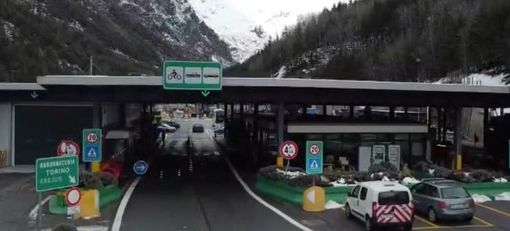Blitz della polizia nelle stazioni e nei valichi di frontiera: obiettivo le piazze di spaccio gestite da immigrati irregolari [VIDEO]