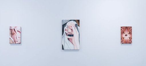 Ariane Heloise Hughes e l'esistenza online, tra sacro e privato: la mostra all'Edge Art Space