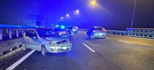 Auto sbanda sul raccordo Torino-Pinerolo, ferita una donna. Pochi disagi alla circolazione Auto sbanda sul raccordo Torino-Pinerolo, ferita una donna. Pochi disagi alla circolazione