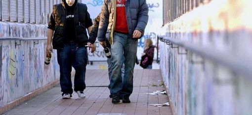 ragazzini a spasso