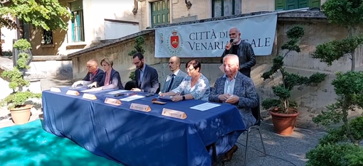 tavolata di relatori all'aperto