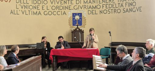 La moderatora Alessandra Trotta (in piedi), introduce la presentazione del progetto, assieme a Davide Rosso e Valeria Lucenti La moderatora Alessandra Trotta (in piedi), introduce la presentazione del progetto, assieme a Davide Rosso e Valeria Lucenti