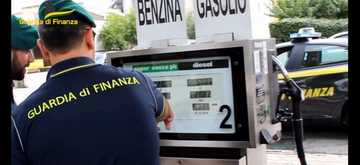 Controlli della Guardia di Finanza alle pompe di benzina Controlli della Guardia di Finanza alle pompe di benzina