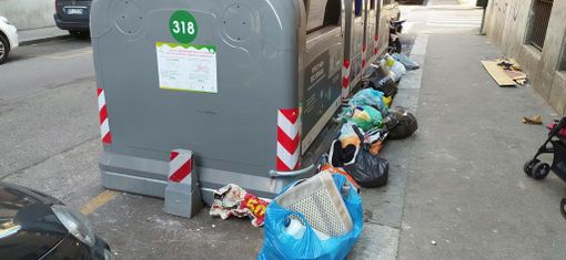 San Donato invasa dai rifiuti, la petizione arriva in Comune. Amiat al lavoro per migliorare le eco-isole