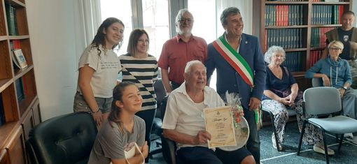 Per il pensionato di 89anni una pergamena ricordo e un piatto Per il pensionato di 89anni una pergamena ricordo e un piatto