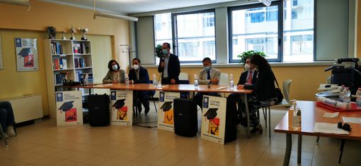 Pensiline fotovoltaiche per studiare nei parchi e nelle piazze: bando di Edisu Piemonte