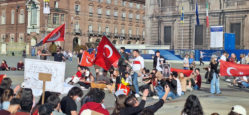 Gli studenti turchi di Torino in Piazza Castello