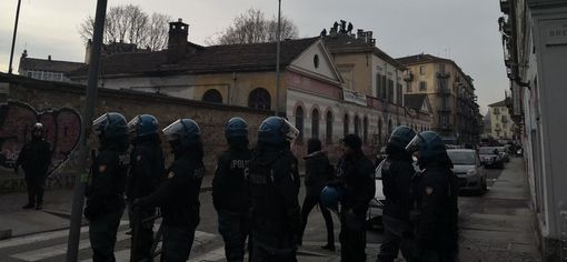 Sgomberato il centro sociale Asilo di via Alessandria: sei i giovani arrestati
