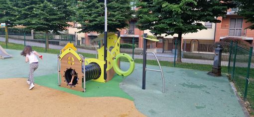 Moncalieri, rimessa a nuovo la giostra bruciata nel parco di via Ada Negri