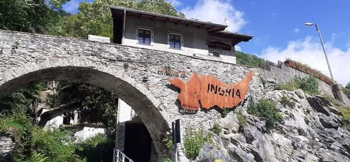 scritta di ingresso di un paese di montagna