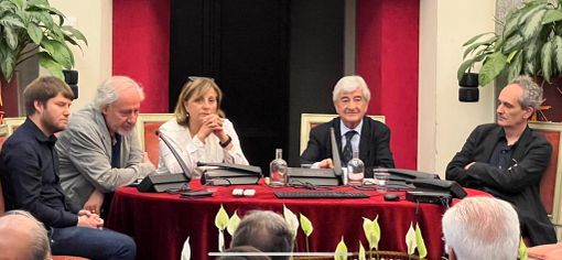 tavolo con Gianna Pentenero in sala Colonne del Comune di Torino