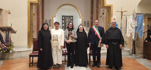Paola Veglio, la Madre Priora del Monastero Santa Rita da Cascia, Suor Maria Rosa Bernardinis, il Rettore della Basilica di Santa Rita, Padre Giustino Casciano, il sindaco di Cascia Mario De Carolis, la giornalista vaticanista di Tv2000 Cristiana Caricato che ha condotto il dialogo con le monache durante la premiazione e Suor Giacomina Stuani economa del Monastero Santa Rita da Cascia. Paola Veglio, la Madre Priora del Monastero Santa Rita da Cascia, Suor Maria Rosa Bernardinis, il Rettore della Basilica di Santa Rita, Padre Giustino Casciano, il sindaco di Cascia Mario De Carolis, la giornalista vaticanista di Tv2000 Cristiana Caricato che ha condotto il dialogo con le monache durante la premiazione e Suor Giacomina Stuani economa del Monastero Santa Rita da Cascia.