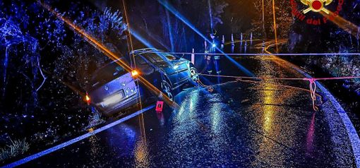 Paura sulla provinciale 211: perde i sensi mentre è alla guida, l'auto resta sospesa nel vuoto Paura sulla provinciale 211: perde i sensi mentre è alla guida, l'auto resta sospesa nel vuoto