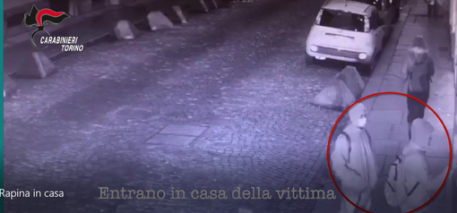 Due persone dal volto coperto suonano al citofono di una casa, ripresi da circuito di videosorveglianza