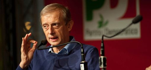 Fascia tricolore alla manifestazione No Tav di Torino, Fassino: "Ipocrisia offensiva per i cittadini" Fascia tricolore alla manifestazione No Tav di Torino, Fassino: "Ipocrisia offensiva per i cittadini"