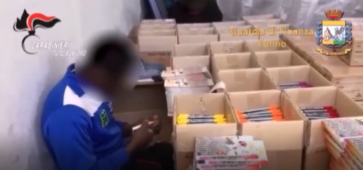 Un lavoratore impegnato a fabbricare pennarelli