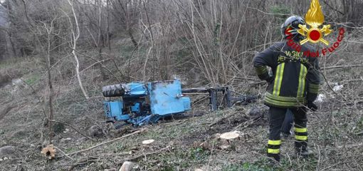 Uomo cade in un dirupo con il suo trattore: spettacolare intervento di recupero dei Vigili del Fuoco Uomo cade in un dirupo con il suo trattore: spettacolare intervento di recupero dei Vigili del Fuoco
