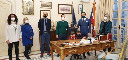 I bambini Giada e Nicolò con il sindaco di Venaria Fabio Giulivi e il governatore Alberto Cirio I bambini Giada e Nicolò con il sindaco di Venaria Fabio Giulivi e il governatore Alberto Cirio