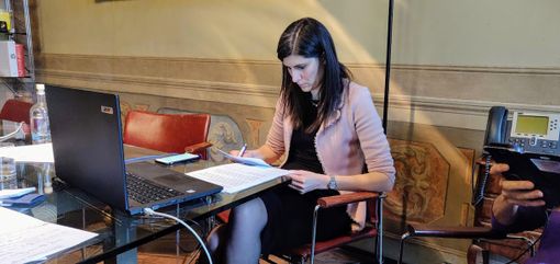 Chiara Appendino seduta davanti al pc e con dei documenti in mano Chiara Appendino seduta davanti al pc e con dei documenti in mano