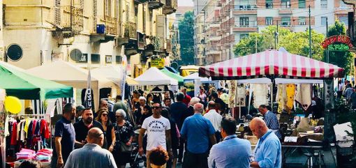 Festa di via con bancarelle Festa di via con bancarelle