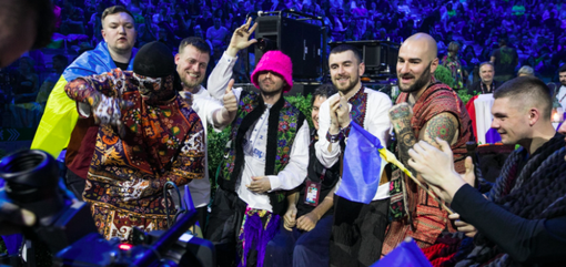 La delegazione Ucraina esulta per la vittoria, foto dal sito ufficiale di Eurovision La delegazione Ucraina esulta per la vittoria, foto dal sito ufficiale di Eurovision