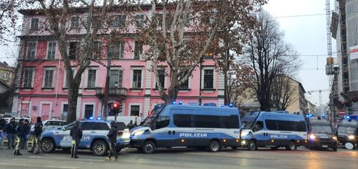 La polizia di fronte al centro sociale Askatasuna